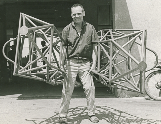 Typische Pose - Kaimann-Konstrukteur Bergmann 1968 mit zwei Rahmen des neuen Kaimann MK3