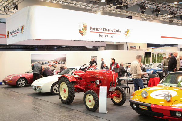 Bild Porsche-Traktor auf dem Porsche-Stand an einer früheren Messe