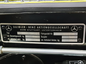 Typschild des phantasiegelben 300 SL Roadster in Malaysia – ebenfalls gefälscht