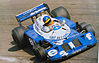 Tyrell P34 Formel 1 – Version 1977 mit verbreiterter Spur im vollen Drift (© Archiv: Gerhard Schütz, 1976) Tyrell P34 Formel 1 – Version 1977 mit verbreiterter Spur im vollen Drift (© Archiv: Gerhard Schütz, 1976)