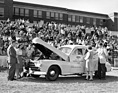 Bild: Übergabe eines Fahrschulwagens der Marke Pontiac durch die AAA im Jahr 1950
