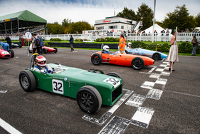 U2 Ford Mk 2 (1960) – Warum sich um eine Form bemühen wenn es auch ohne geht? – Goodwood Revival 2025