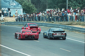 URD C81 in Le Mans 1982 - Die Eigenkonstruktion URD C81 mit der Nummer #30 überholt das GT Feld