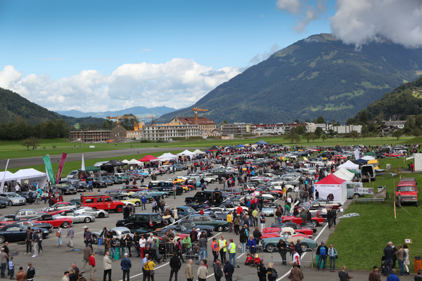 Bild: Über 1400 Fahrzeuge dürften sich zusammengefunden haben - 35. British Car Meeting auf dem Flugplatz Mollis