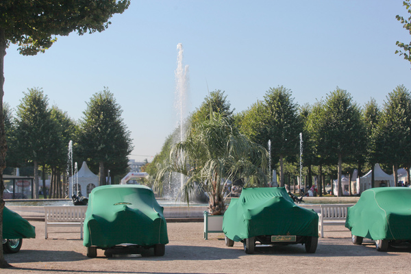 Über Nacht werden die Autos sinnvollerweise zugedeckt - Classic-Gala Schwetzingen 2021