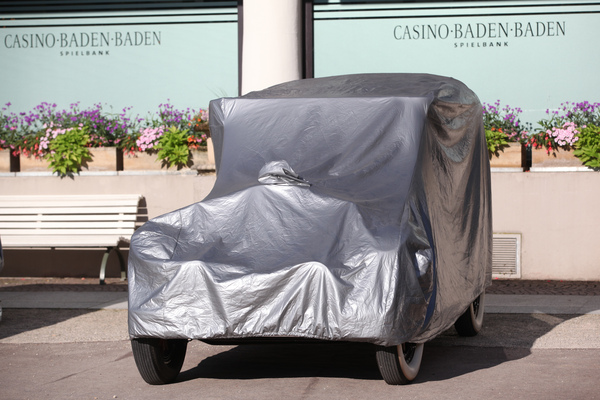 Über Nacht wurden die edlen Klassiker verhüllt - am 40. Oldtimer-Meeting Baden-Baden 2016