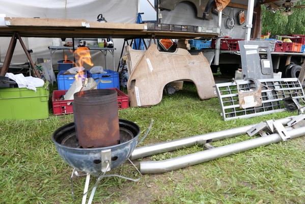 Überall gegenwärtig: Der Grill wird angeheizt – Bockhorner Oldtimermarkt 2024