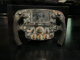 Überbleibsel - Lenkrad eines Unfallwagens - Formel-1-Ausstellung in Wien 2024 Überbleibsel - Lenkrad eines Unfallwagens - Formel-1-Ausstellung in Wien 2024