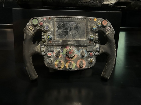 Überbleibsel - Lenkrad eines Unfallwagens - Formel-1-Ausstellung in Wien 2024
