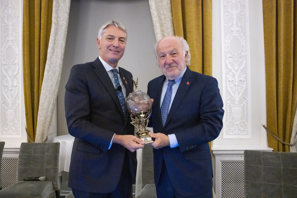 Image: Presentation of the "Diamond Jubilee Trophy" to Prodrive founder David Richards