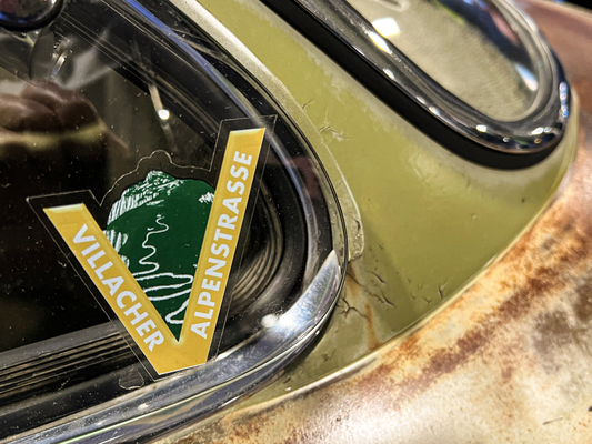 Überlebendes Relikt einstiger Ferien-Folklore: Dobratsch-Aufkleber aus dem Kärnten-Urlaub, mit dem rottigem Rat-Look des Blechkleides behutsam konserviert.