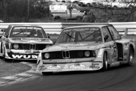 Überraschungs-Coup - Markus Höttinger überrumpelt im Saugmotor-BMW 320 die Topstars am Nürburgring im Jahr 1978 und erzielt den ersten DRM-Sieg
