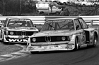 Überraschungs-Coup - Markus Höttinger überrumpelt im Saugmotor-BMW 320 die Topstars am Nürburgring im Jahr 1978 und erzielt den ersten DRM-Sieg