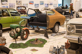 Überreste eines Opel Kadett B, gezogen von einem Einachs-Schlepper – Techno Classica 2024