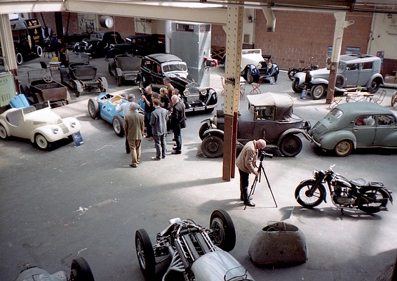Übersicht über die Ausstellung "Schlafende Automobile" in Kassel