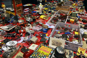 Übersichtliche Auslage, aber nicht auf Anhieb verständliches Ordnungsprinzip (Bremen Classic Motorshow 2018)