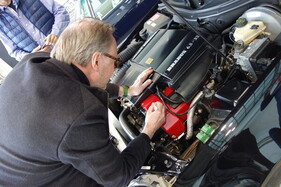 Ulrich-Joachim Gauffrés signiert den SLK V8 von Markus Normann