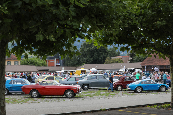 Bild: Um 11 Uhr war der Platz gut gefüllt - Oldtimer Sunday Morning Zug Treffen vom 3. August 2025