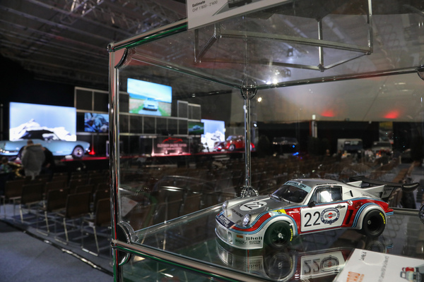 Um 16:00 begann die Versteigerung der Automobilia und Motorräder, auch diess Modell eines Porsche Carrera RSR kam unter den Hammer - Oldtimer Galerie Gstaad Versteigerung am 29. Dezember 2024