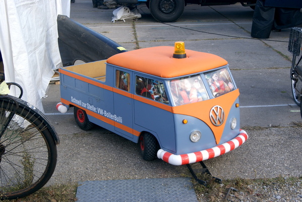 Um VW-Ersatzteile einzukaufen, braucht man natürlich einen stilechten Bollerwagen – Veterama Mannheim 2022