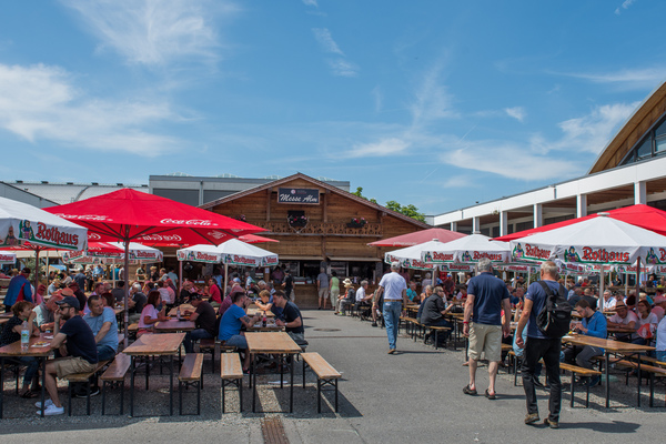 Um das Wohl bemühte sich der Veranstalter an jeder Ecke, besonders beliebt war der Biergarten im Innenplatz - Motorworld Classics Bodensee 2018