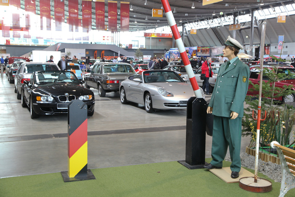 Um die Fläche zu füllen, aber auch um ein jüngeres Publikum anzuziehen, werden immer jüngere Autos hereingelassen.