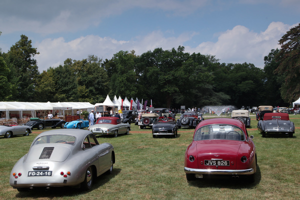 Um die Mittageszeit wurde es arg heiss, so dass jeder Schatten suchte, der konnte - Concours d'Elégance Suisse Coppet 2017