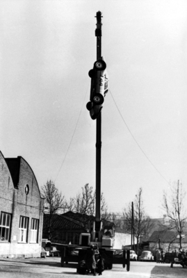 Um die Unfallsicherheit der Porsche 904 zu testen, wählte man bei Porsche eine pragmatische Lösung mittels Schwerkraft und Kranwagen Um die Unfallsicherheit der Porsche 904 zu testen, wählte man bei Porsche eine pragmatische Lösung mittels Schwerkraft und Kranwagen