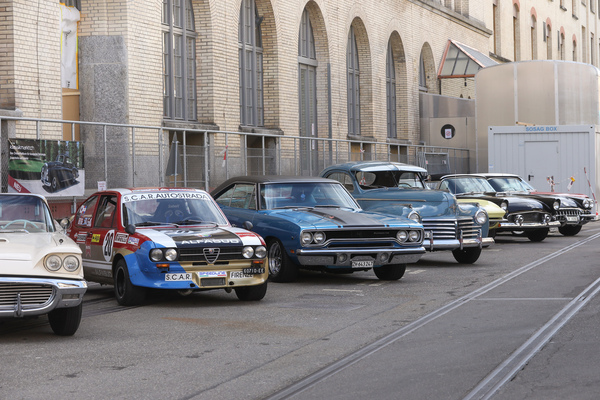 Um zwischen all den Amerikanern aufzufallen, braucht es schon eine besonders wilde Lackierung – Older Classics Mai 2024