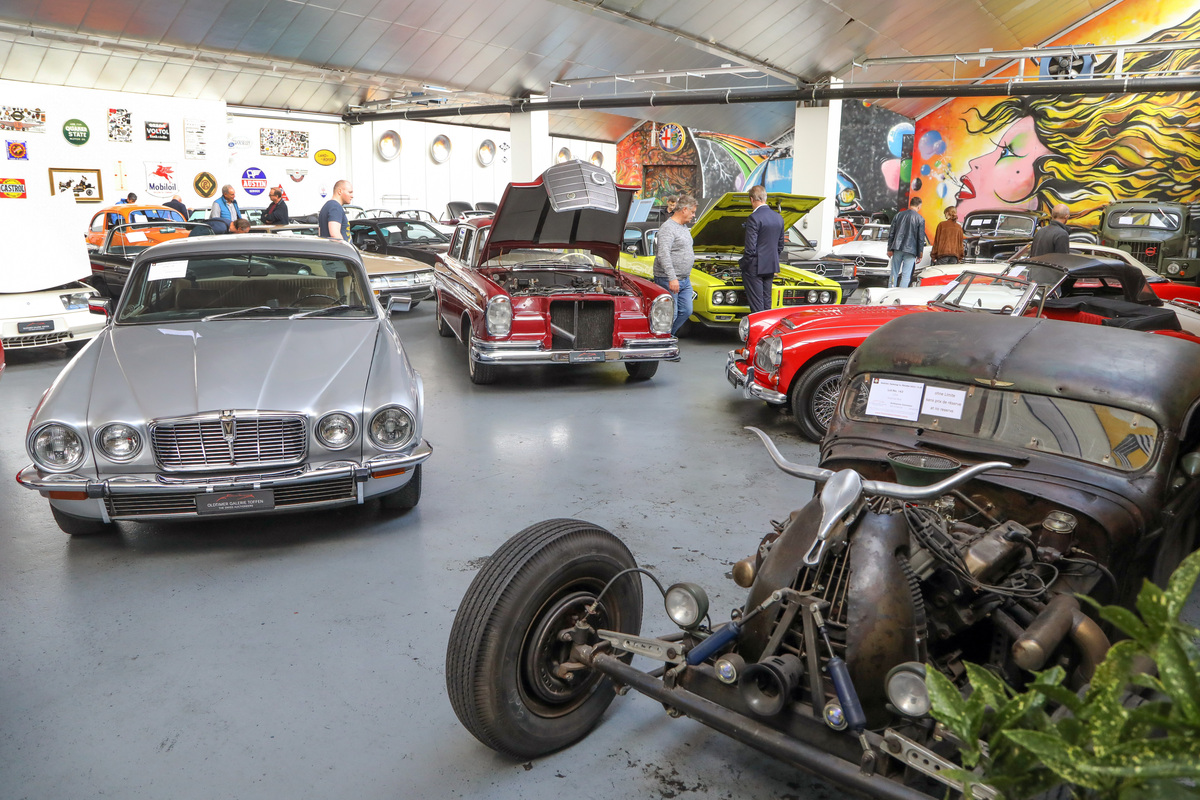 Umfangreiches Angebot in der hinteren Halle - Versteigerung der Oldtimer Galerie Toffen am 14. Oktober 2023