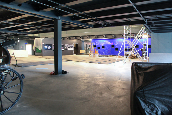 Converted road traffic hall of the Lucerne Museum of Transport - the inserted intermediate floor - 1 month before opening