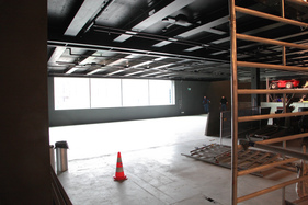 Umgebaute Strassenverkehshalle des Verkehrshauses Luzern - der eingezogene Zwischenboden - 1 Monat vor Eröffnung Umgebaute Strassenverkehshalle des Verkehrshauses Luzern - der eingezogene Zwischenboden - 1 Monat vor Eröffnung