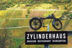 Umgeben von Weinbergen - Oldtimermuseum "Zylinderhaus" Umgeben von Weinbergen - Oldtimermuseum "Zylinderhaus"