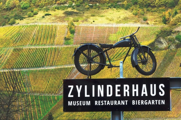 Umgeben von Weinbergen - Oldtimermuseum "Zylinderhaus"