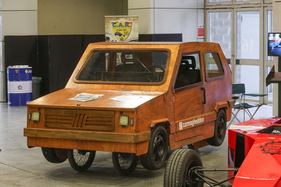 Umweltfreundliches Holzauto mit einem Design irgendwo zwischen Lancia Delta und Fiat Panda - 42. Auto e Moto d'Epoca 2025
