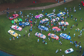 Umzingelt: Heimlich hat sich ein BMW 328 unter die US-amerikanischen Kunststoffrenner gemischt – The Amelia Concours d'Elegance 2024