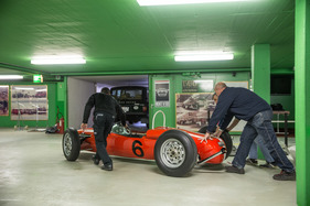 Umzug der Monteverdi-Sammlung von Binningen nach Luzern - auch der MBM darf an den Haken des Range Rover