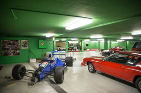 Umzug der Monteverdi-Sammlung von Binningen nach Luzern - auch die Formel-1-Fahrzeuge werden für den Transport vorbereitet