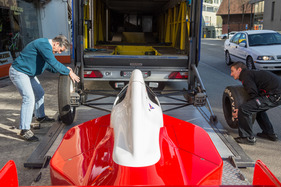 Umzug der Monteverdi-Sammlung von Binningen nach Luzern - auch die Vorderräder werden noch gewechselt
