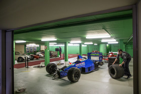 Umzug der Monteverdi-Sammlung von Binningen nach Luzern - auch hier werden die breiten Räder demontiert