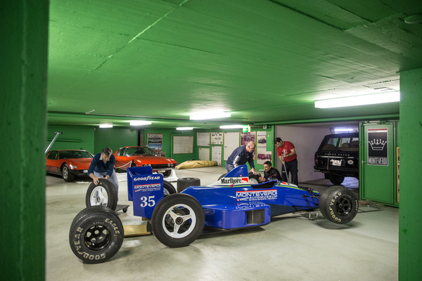Umzug der Monteverdi-Sammlung von Binningen nach Luzern - auf schmalen Rädern sehen die F1-Boliden irgendwie ulkig aus