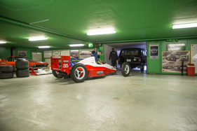 Umzug der Monteverdi-Sammlung von Binningen nach Luzern - auf schmalen Rädern wird der Monoposto nach draussen gezogen