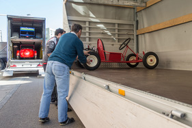 Umzug der Monteverdi-Sammlung von Binningen nach Luzern - der Go-Kart wird separat verladen