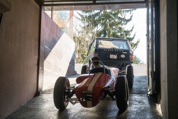 Umzug der Monteverdi-Sammlung von Binningen nach Luzern - der MBM passt auch mit seinen eigenen Rädern in die Ausfahrt