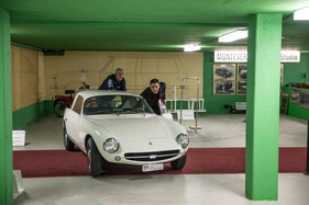 Umzug der Monteverdi-Sammlung von Binningen nach Luzern - der einzige Kunststoff-Sportwagen von Monteverdi wird herausgeschoben