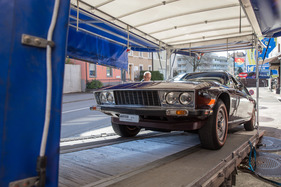 Umzug der Monteverdi-Sammlung von Binningen nach Luzern - die Monteverdi Limousine 375/4 von 1970 wird verladen