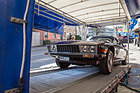 Umzug der Monteverdi-Sammlung von Binningen nach Luzern - die Monteverdi Limousine 375/4 von 1970 wird verladen