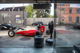 Umzug der Monteverdi-Sammlung von Binningen nach Luzern - draussen werden die breiten Schlappen wieder montiert