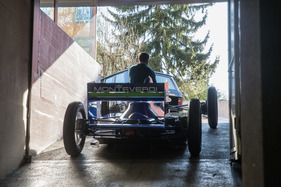 Umzug der Monteverdi-Sammlung von Binningen nach Luzern - ein alter Range Rover figuriert als Zugfahrzeug