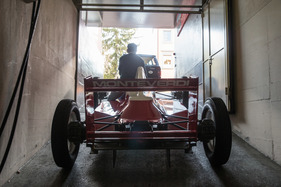 Umzug der Monteverdi-Sammlung von Binningen nach Luzern - mit breiten Rädern wäre die Ausfahrt zu schmal gewesen